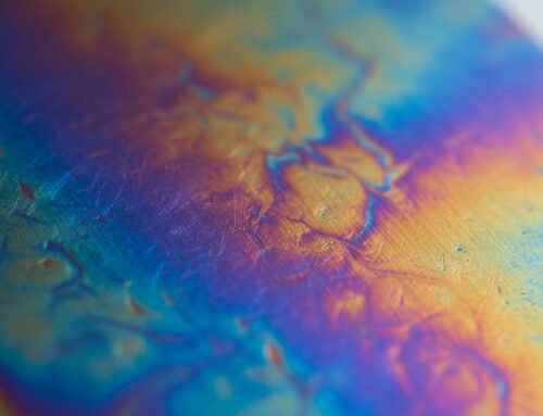 Titanium anodiseren: kleuren door lichtinterferentie uitgelegd